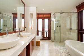 Rainfall showerhead, designer toiletries, hair dryer, slippers - Pearl Paradise Villa Danang (Da Nang)