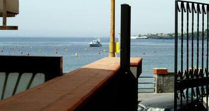 The House of Adriana in Acitrezza, 4 beds 30 meters from the sea of ââG. Rod