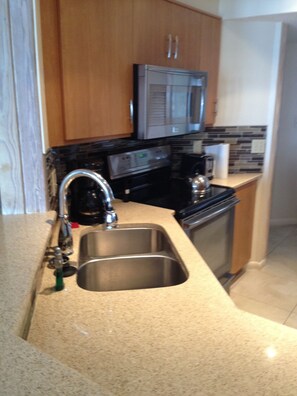 Private kitchen - Galleon Resort and Marina, Paradise Found in Old Town, Private Beach and Fishing (Key West)