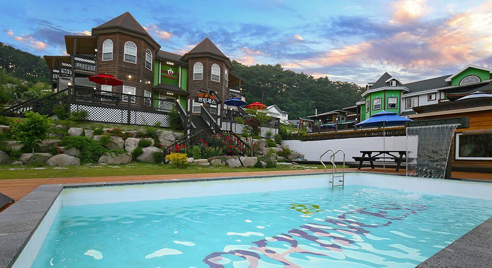 Una piscina al aire libre de temporada