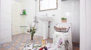 Habitación doble | Baño | Ducha, artículos de higiene personal gratuitos y toallas