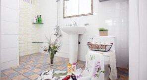 Doppelzimmer | Badezimmer | Dusche, kostenlose Toilettenartikel, Handtücher