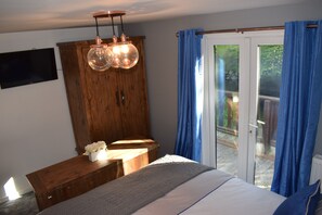 3 bedrooms, iron/ironing board, internet, bed sheets