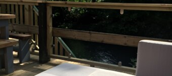 Scarlett Lodge Luxury 3 Bedroom Riverside Cabin nær Snowdonia & Caernarfon