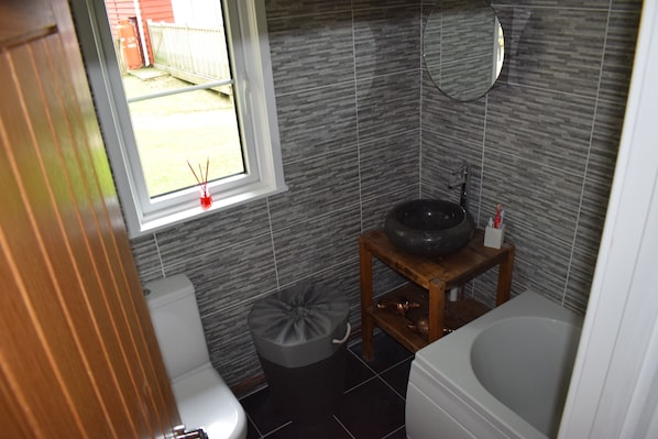 Bathroom - Scarlett Lodge Luxury 3 Bedroom Riverside Cabin close to Snowdonia & Caernarfon (Caernarfon)