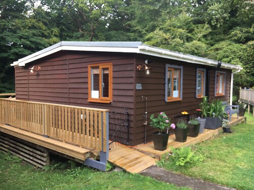 Scarlett Lodge Luxury 3 Bedroom Riverside Cabin close to Snowdonia & Caernarfon