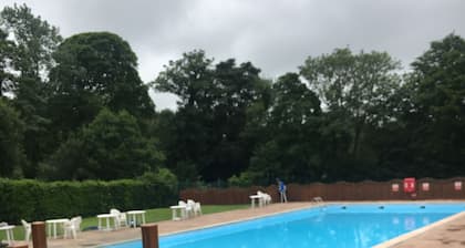 Scarlett Lodge Luxury 3 Bedroom Riverside Cabin close to Snowdonia & Caernarfon