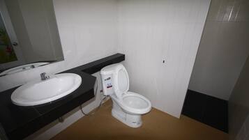 Standard Room | Bathroom | Shower, free toiletries, towels