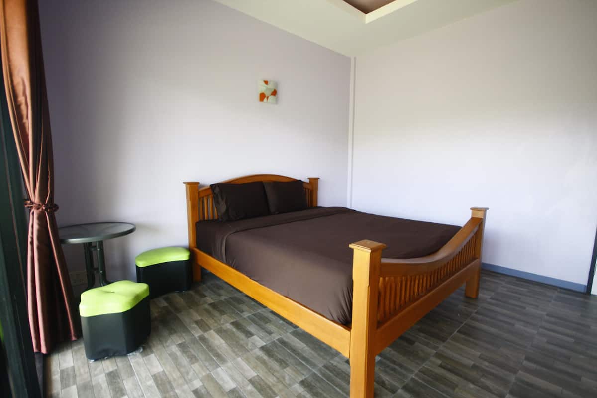 Standard Room | Desk, blackout drapes, free WiFi