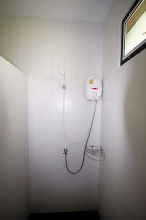 Shower, free toiletries, towels - Wangthong Beach Resort (Laem Sing)