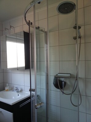 Sèche-cheveux, serviettes fournies, savon, papier toilette