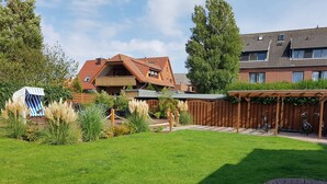 Un quartier résidentiel doté d’une pelouse bien entretenue, d’une terrasse en bois et d’un espace de stationnement à vélos abrité.