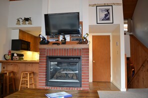 Smart TV, chimenea, reproductor de DVD y libros 