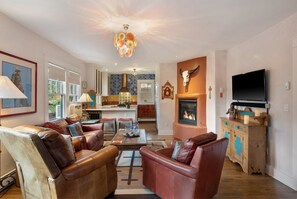 Smart-TV, Kamin, Bücher