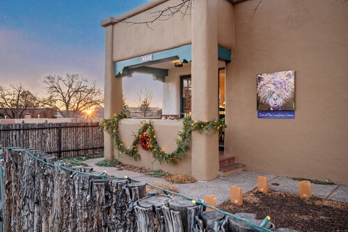 Pristine, art-filled Home 2 blocks to Historic Santa Fe Plaza. Read the reviews!