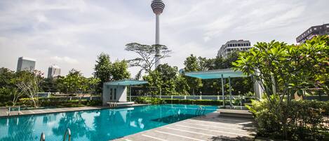 2 albercas al aire libre, acceso de 07:00 a 22:00, y camastros