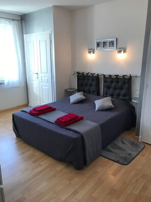 4 bedrooms, desk, iron/ironing board, free WiFi