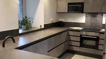 Réfrigérateur, micro-ondes, four, plaque de cuisson