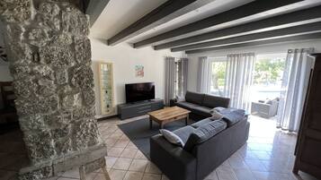 Smart-tv, een open haard, een dvd-speler en een tafeltennistafel