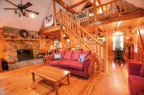 TV, fireplace, DVD player - Cute Cabin On The Creek Near Dillsboro (Sylva)