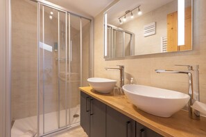Combined shower/tub, eco-friendly toiletries, hair dryer, towels - Rental Ban Brösign - holiday idyll with style and modern comfort (Umhausen)