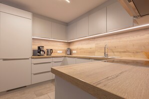 Réfrigérateur, four à micro-ondes, un four, surface de cuisson