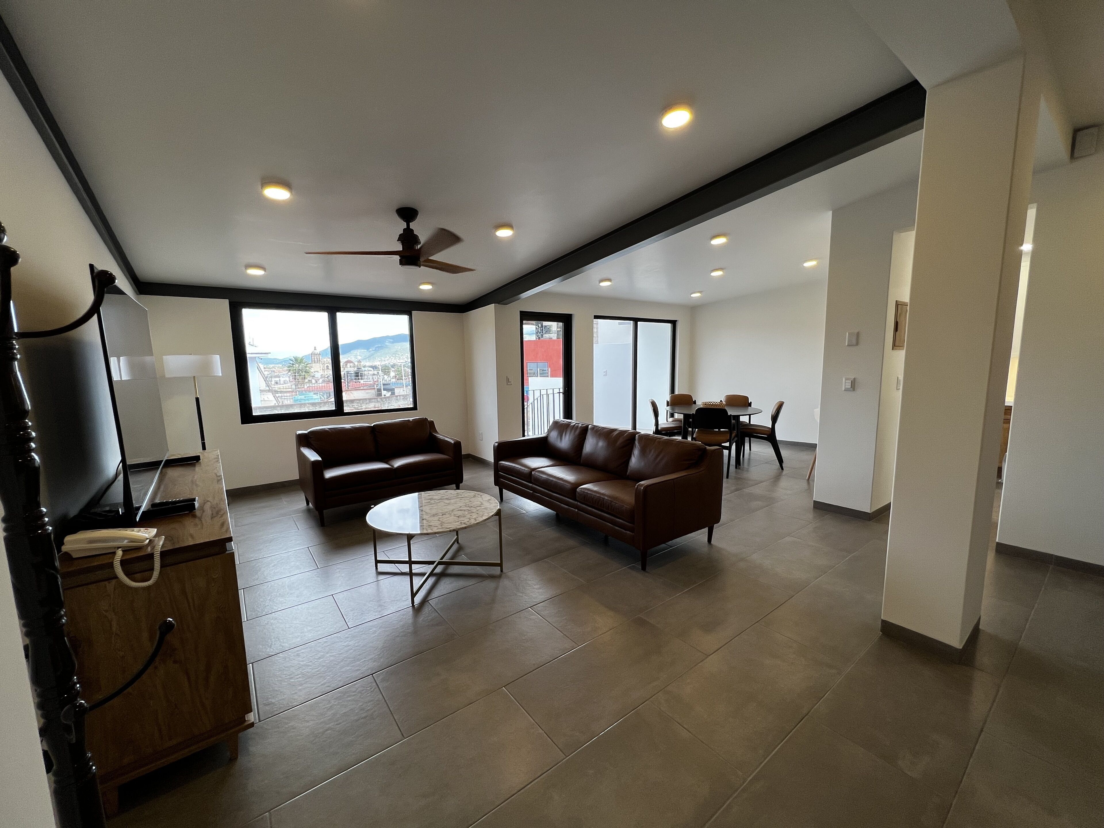 智能电视、书、办公室、电脑显示器