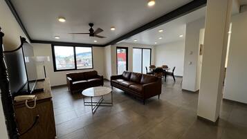 智能电视、书、办公室、电脑显示器