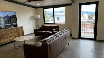 智能电视、书、办公室、电脑显示器