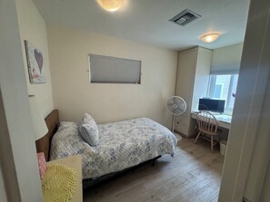 5 bedrooms, desk, iron/ironing board, free WiFi