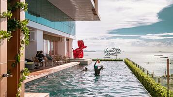 Piscina externa, espreguiçadeiras