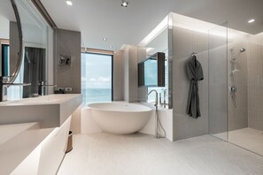 Marina Suite | Bad | Designertoalettartikler, hårføner, badekåper og tøfler