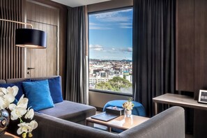 Marina Suite | Living area | 42-inch LCD TV with cable channels, TV, Netflix - Mytt Hotel Pattaya (Pattaya)