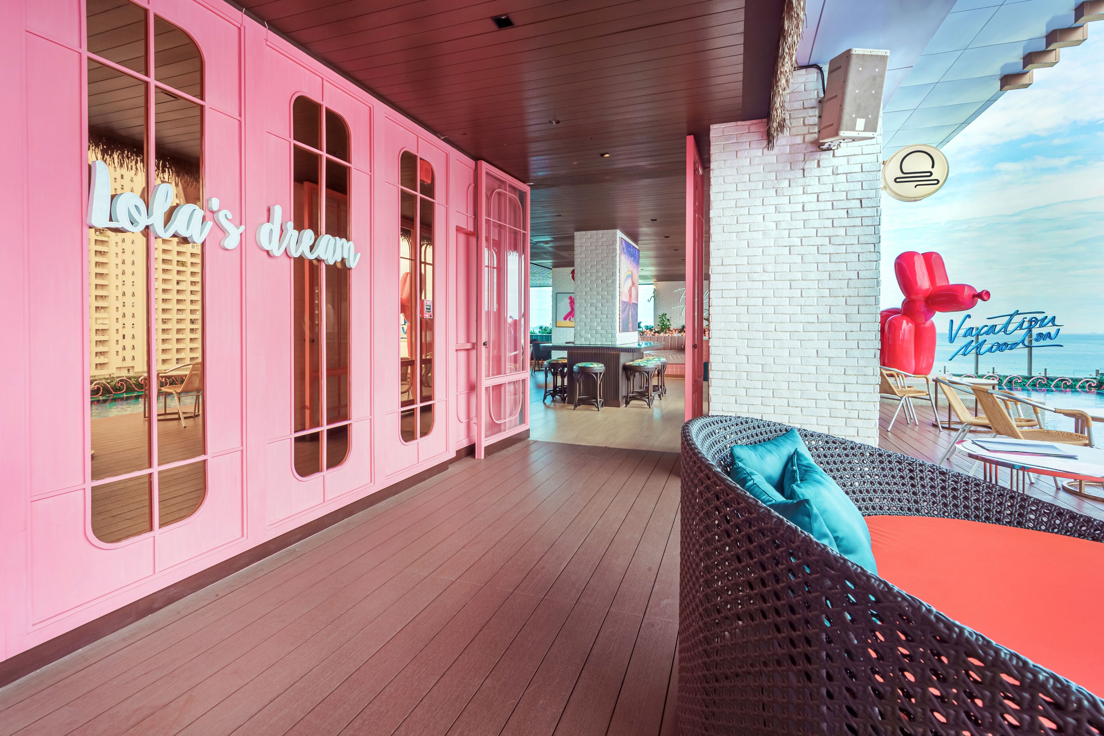 Una piscina al aire libre, tumbonas