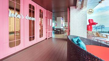 Alberca al aire libre y camastros