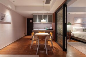 Premium bedding, down comforters, desk, blackout drapes - Kilin Hotel, JiaoXi (Jiaoxi)
