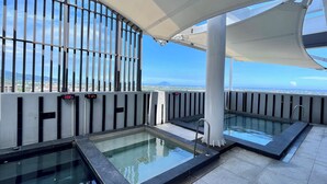 A rooftop pool area with two separate pools, a clear view of the cityscape, and a temperature display of 30°C. - Kilin Hotel, JiaoXi (Jiaoxi)