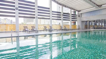 Piscina coperta, con ingresso dalle 14:00 alle 22:00, lettini