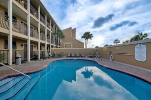 حمّام سباحة مُدفَّأ