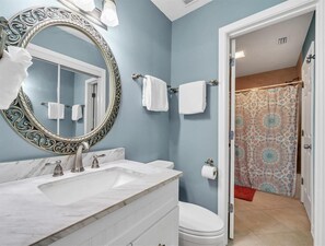 وحدات دش مع أحواض استحمام، مجففات شعر، مناشف