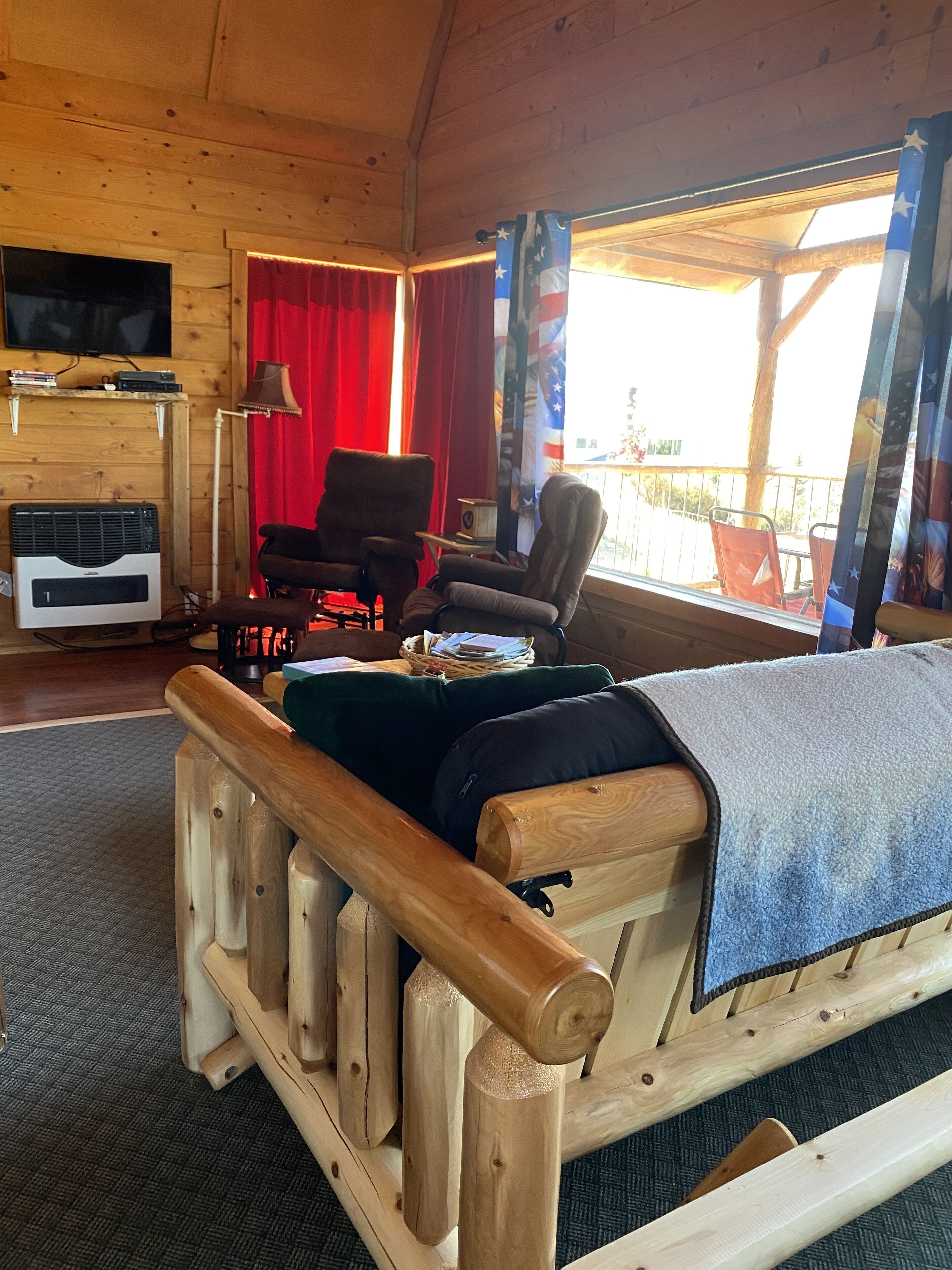 TV, DVD-spiller, bøker og filmbibliotek