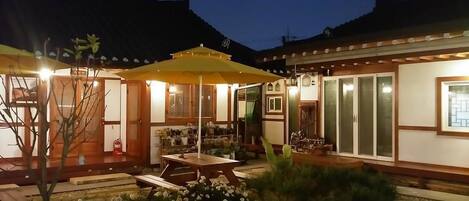 Fachada da propriedade à noite