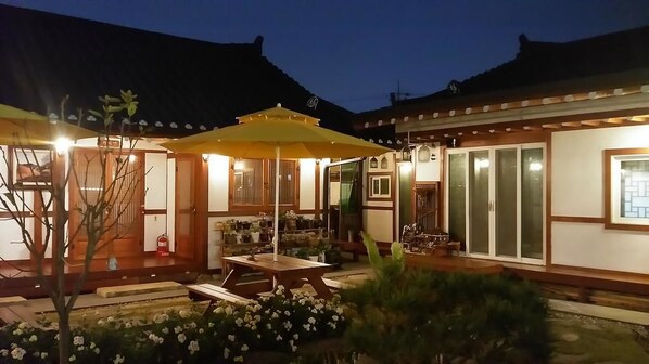 Fachada de la propiedad por la tarde o noche