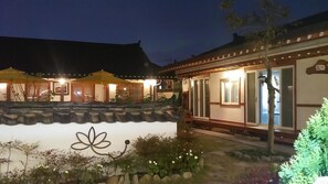 Fachada de la propiedad por la tarde o noche