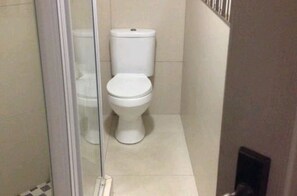 Ducha, artículos de tocador gratuitos, toallas