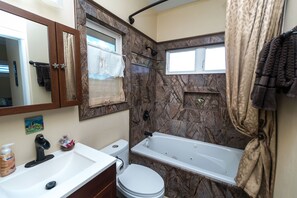 Ensemble douche/baignoire, baignoire à jets, sèche-cheveux