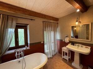 Baignoire, sèche-cheveux, serviettes fournies, savon
