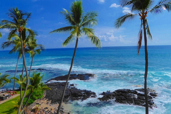 Beach nearby, sun loungers, beach towels
