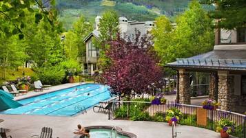 Una piscina al aire libre, una piscina climatizada