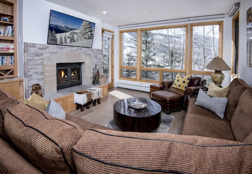 MINT Ski-in/Ski-out w/Mnt. Views, 3Bed 3Bath,with 2 Master on-suites, Highlands